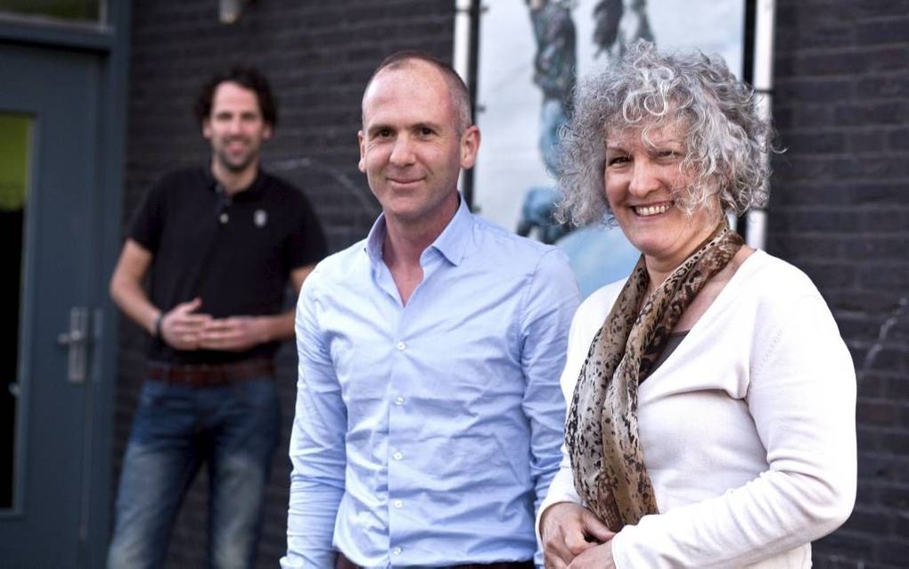 Arjen ten Brinke, Peter van der Spek en Jagoda Labus (v.l.n.r.) bij het gebouw van BOEI 90 in Den Haag. Foto Dirk Hol