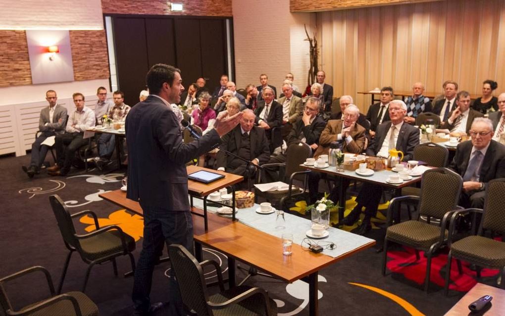 Het Contactorgaan Gereformeerde Gezindte (COGG) hield donderdag in Putten haar jaarlijkse conferentie, met als thema ”Een christen als vreemdeling in de 21e eeuw”. Evangelist ir. J. M. ten Brinke uit Amsterdam hield er een gepassioneerd betoog. beeld RD, 