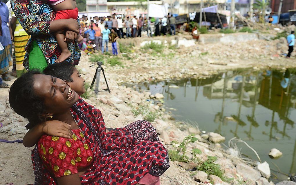 DHAKA. Nabestaanden van slachtoffers van de ramp met het textielfabriekscomplex Rana Plaza in de Bengalese hoofdstad Dhaka rouwden vandaag bij de rampplek. beeld AFP