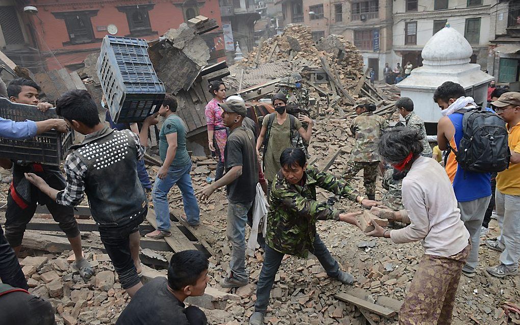 In Kathmandu wordt gezocht naar overlevenden. Beeld AFP