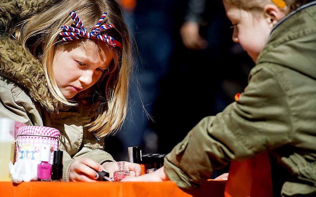 Kinderen vermaken zich op de vrijmarkt in het Amsterdamse Vondelpark. beeld ANP