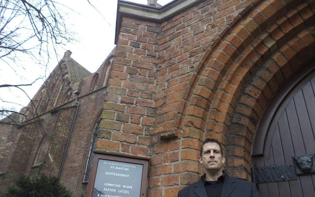 Ds. Olaf Latzel voor de kerk van de St. Martinigemeente in Bremen. Beeld RD