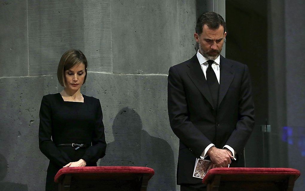 De Spaanse koning Felipe en koningin Letizia tijdens de herdenkingdienst in de Sagrada Familia in Barcelona. beeld EPA