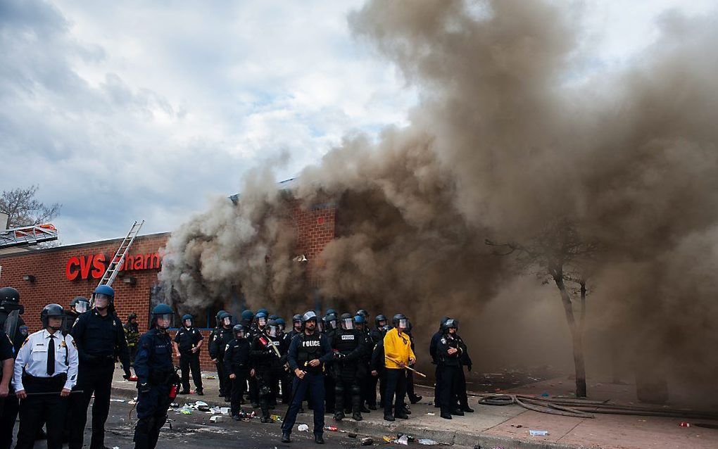 Door rellen in de Amerikaanse stad Baltimore (Maryland) zijn volgens de politie maandag zeker vijftien agenten gewond geraakt. beeld AFP