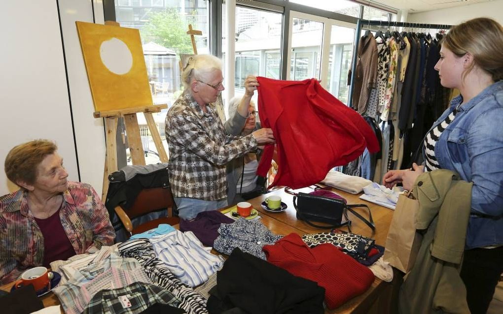 Ouderen verkopen vintagekleding aan jongeren. Beeld VidiPhoto