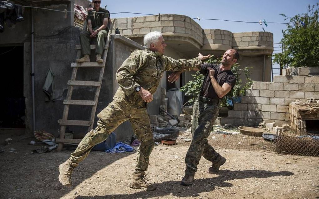 Een 67-jarige Canadees (l) en een 40-jarige Brit nemen het tegen elkaar op. Zij vechten in het noordwesten van Syrië in de Koerdische YPG-militie tegen IS. Foto AFP