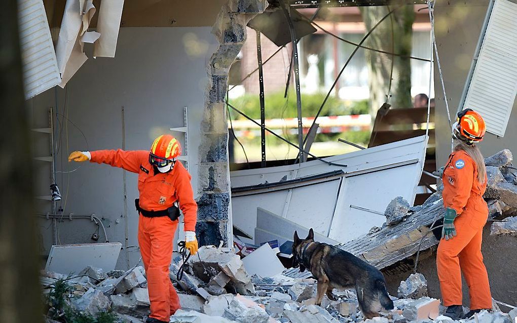 Een specialistisch bijstandsteam zoekt tussen de puinhopen naar eventuele slachtoffers als gevolg van de explosie in een flatgebouw in Heerlen. Beeld ANP