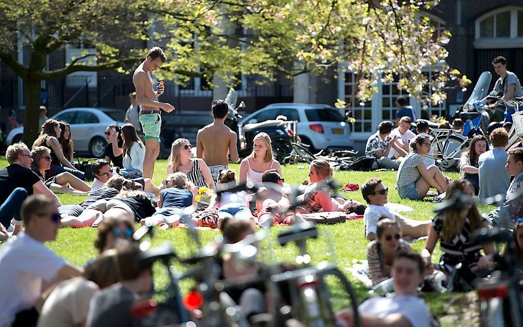 Mensen genieten van een prachtige voorjaarsdag in het Stadspark in Maastricht, 15 april. beeld ANP