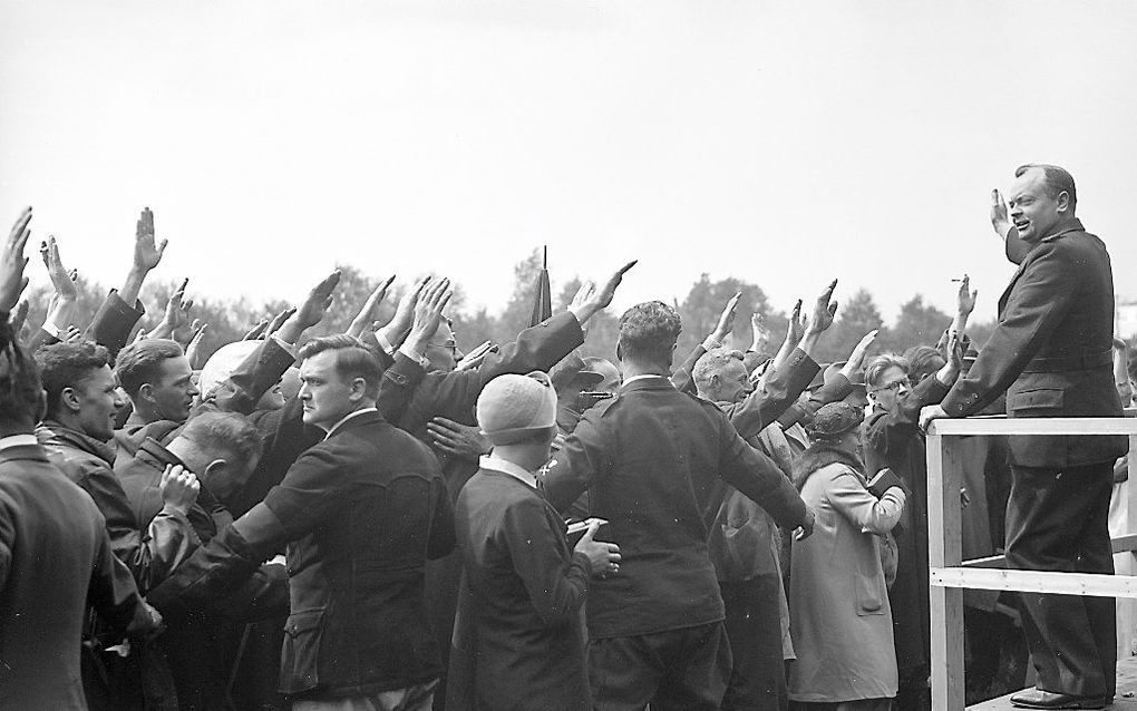 Ir. Anton Mussert brengt samen met tienduizenden anderen de Hitlergroet op de eerste hagespraak van de Nationaal Socialistische Beweging NSB, die wordt gehouden op de Goudsberg in Lunteren. beeld ANP