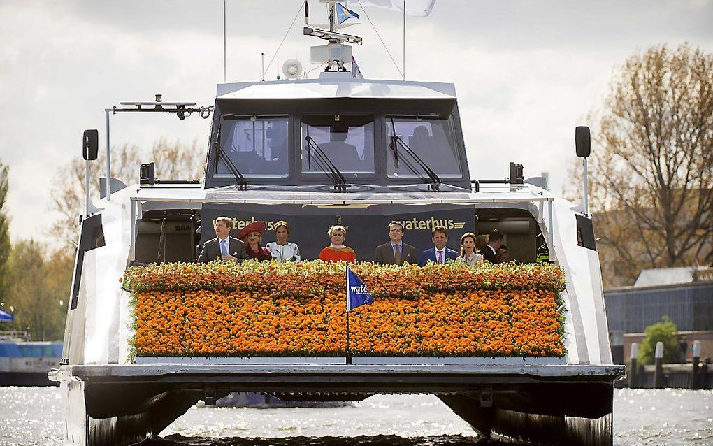 De Koninklijke Familie komt op Koningsdag met de waterbus aan in Dordrecht. beeld ANP