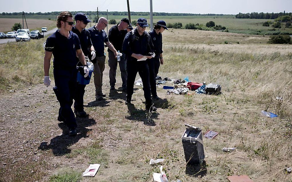 Nederlandse en Australische onderzoekers op de rampplek van vlucht MH17, augustus 2014. beeld ANP