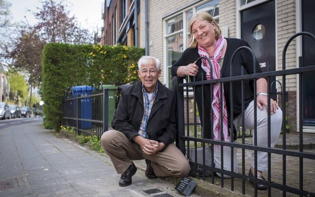 Klaas Kwakman en Betsie van Ravenhorst bij nog niet onthulde struikelstenen voor een woning in de Schimmelpenninckstraat in Amersfoort. „Gunter Demnig kan niet voldoen aan de grote vraag naar Stolpersteine.” De initiatiefnemers plaatsten daarom herdenking