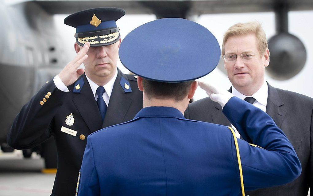 Minister van Veiligheid en Justitie Ard van der Steur (R) tijdens de ceremonie op het vliegveld van Charkov. beeld ANP