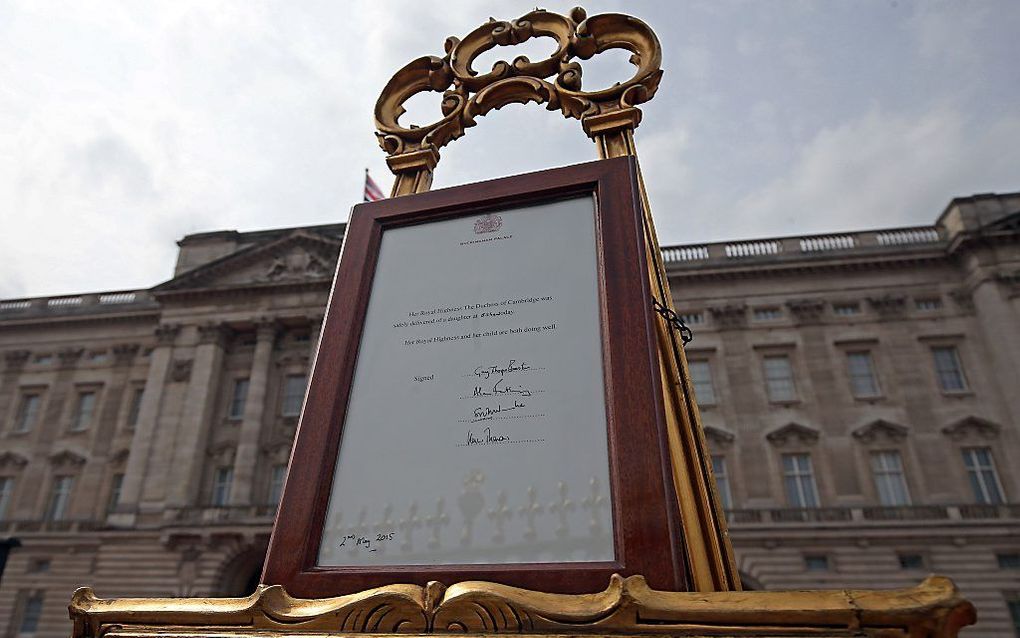 Aankondiging van de geboorte bij Buckingham Palace, gedrukt op chique papier en keurig ingelijst. beeld AFP