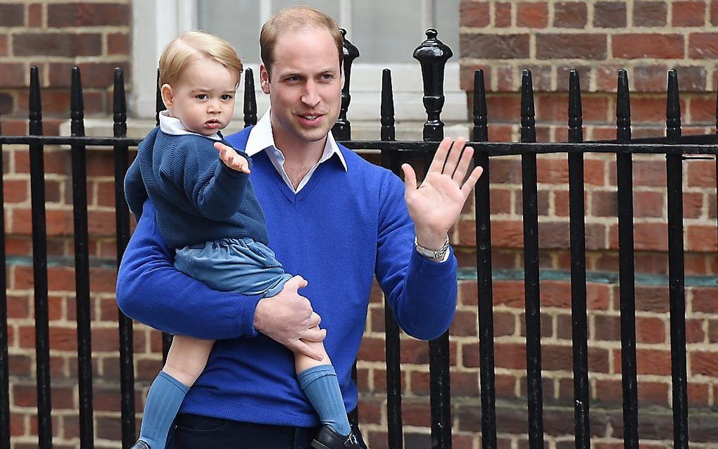 Prins William bezoekt het ziekenhuis met zijn zoontje George. beeld EPA