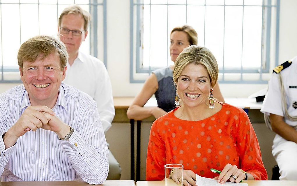 Koning Willem-Alexander en koningin Máxima tijdens een bezoek aan een project van de Stichting Reclassering in Aruba. beeld ANP