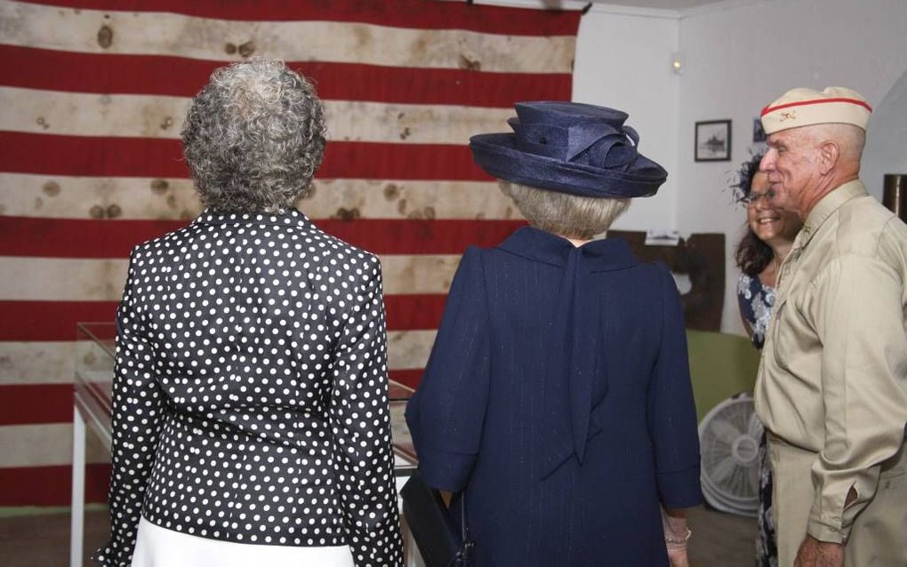 Prinses Beatrix zaterdag in het Curacao Museum tijdens de opening van een tentoonstelling over de oorlogsjaren. Tweede van rechts de initiatiefneemster, Michèle Russel-Capriles. beeld ANP