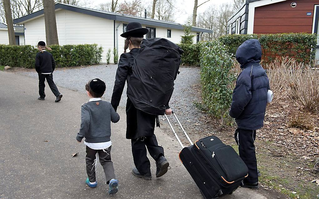 Volgelingen van de omstreden rabbijn Eliezer Berland in Susteren. beeld ANP