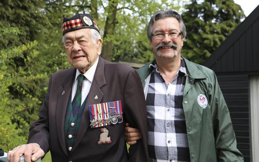 De Canadese veteraan Herb Pike, voor de achtste keer in Nederland. Rechts zijn zoon Steve. beeld Riekelt Pasterkamp