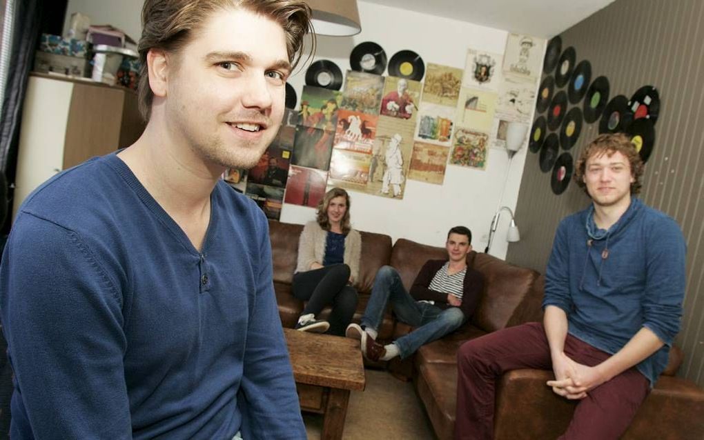 Leon van der Werf (l.) van de stichting Diakonale Jongeren Huisvesting Groningen in studentenhuis De Prunus. Links op de bank Gelske Sieperda, rechts op de voorgrond Arie de Wit. beeld Harrie Kannegieter