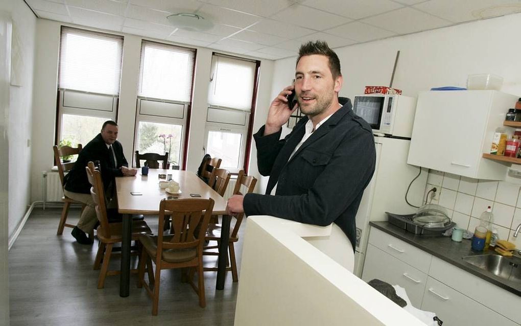 Wubbo zit aan tafel in de gezamenlijke eetkeuken van Mien Aigen Hoes, een doorstroomhuis voor ex-daklozen. Rechts manager Joris Stavenga van Limor, een van de betrokken organisaties.