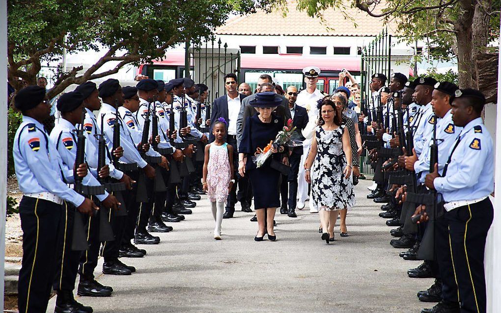 Prinses Beatrix arriveert bij het Curaçao Museum voor de opening van een tentoonstelling over de oorlogsjaren op Curaçao. beeld ANP