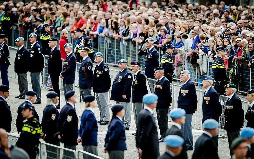 Veteranen staan langs de route op de Dam tijdens de Nationale Dodenherdenking. beeld ANP