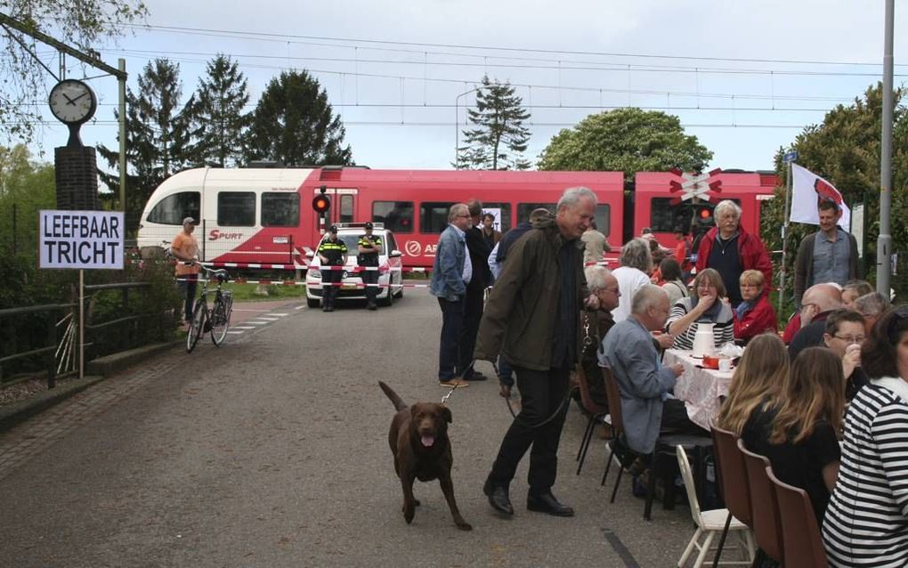 Met een ontbijt protesteerden ongeveer 200 inwoners van Tricht gistermorgen tegen de verbreding van de MerwedeLingelijn. beeld André Bijl