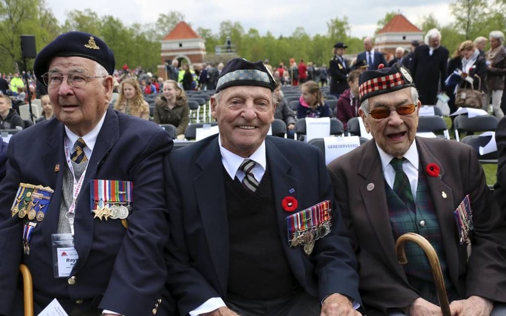 Herb Pike (rechts) met kameraden op de begraafplaats bij Holten.   beeld Riekelt Pasterkamp