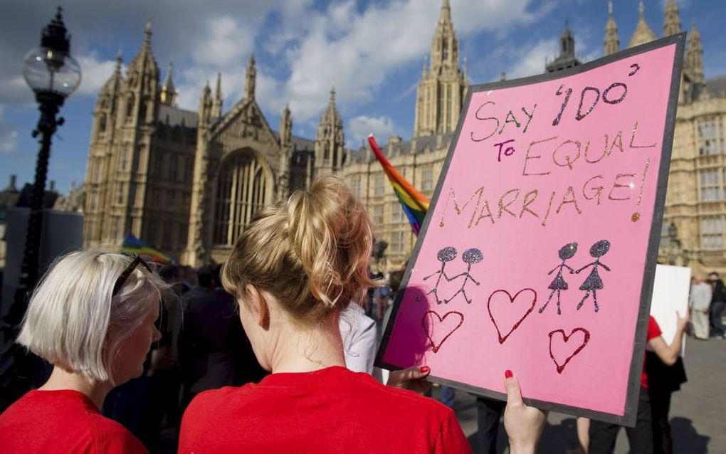 Het zogeheten homohuwelijk is in Groot-Brittannië verbonden aan veel rechtszaken waarin christenen stellen in de vrijheid van hun geweten te zijn aangetast. Foto: demonstratie bij het parlement in Londen. beeld AFP