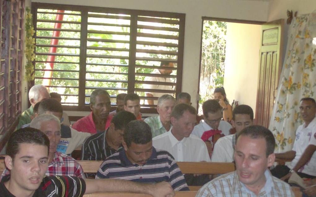 Psalmen zingen in het Spaans in de zelfstandige gereformeerde kerk in Baracoa (Oost-Cuba). Beeld SEZ