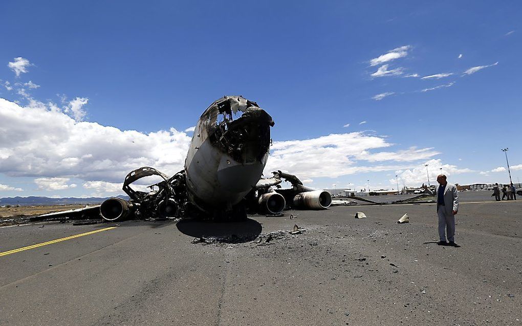 Een door Saudische bombardementen verwoest vliegtuig op de luchthaven van Sana'a. Beeld AFP