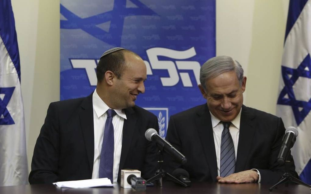 Premier Netanyahu (r.) kondigde woensdagavond zijn coalitie aan. Hij ging in zee met Naftali Bennett (l.) van Het Joodse Huis.  beeld AFP