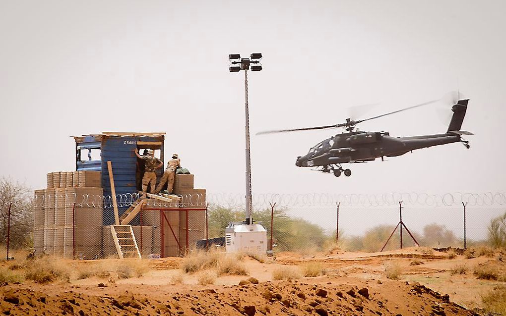 Een Nederlandse Apache gevechtshelikopter stijgt op van het vliegveld van Gao in het noordoosten van Mali.  beeld ANP