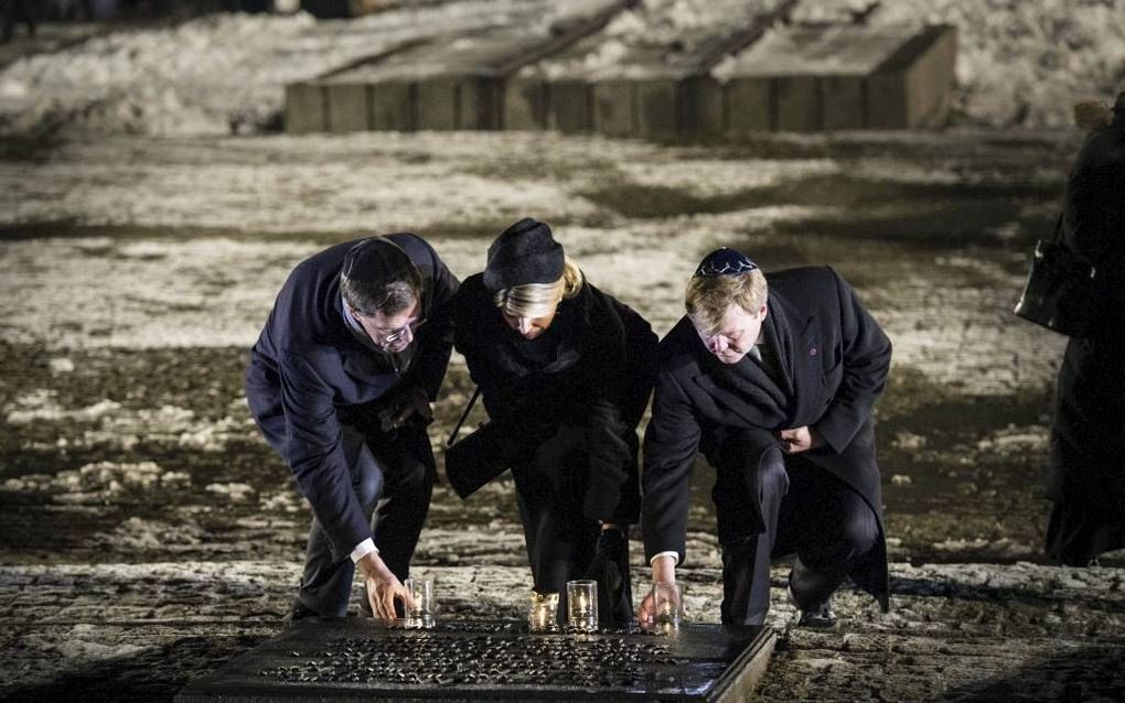 Koning Willem-Alexander, koningin Maxima en premier Rutte plaatsen -januari 2015- een kaarsje tijdens de herdenkingsdienst in het voormalige Duitse concentratiekamp Auschwitz dat zeventig jaar geleden werd bevrijd. Beeld ANP