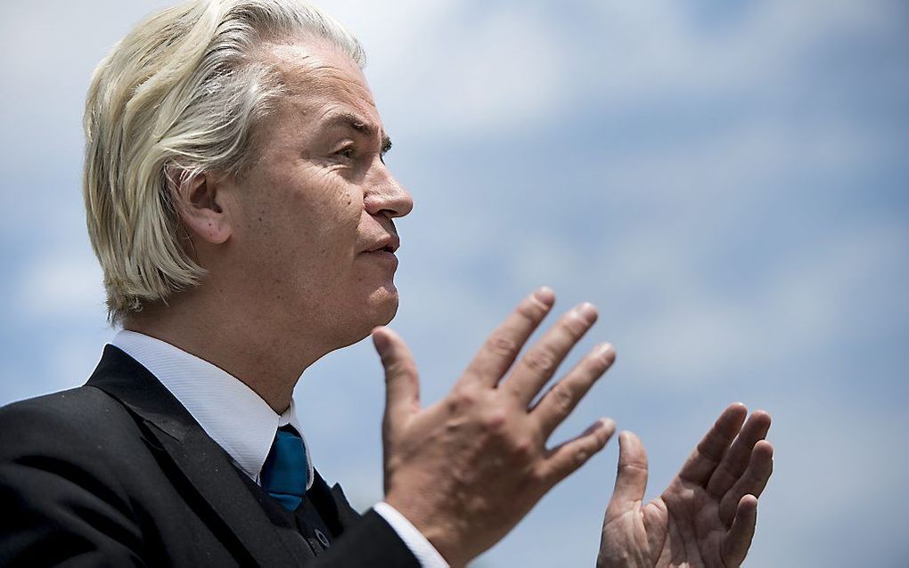 De PVV van Geert Wilders zit haar voornaamste concurrent op rechts, de VVD van premier Mark Rutte, op de hielen. Volgens de laatste politieke barometer is de afstand in twee weken gehalveerd van tien naar vijf zetels. beeld ANP