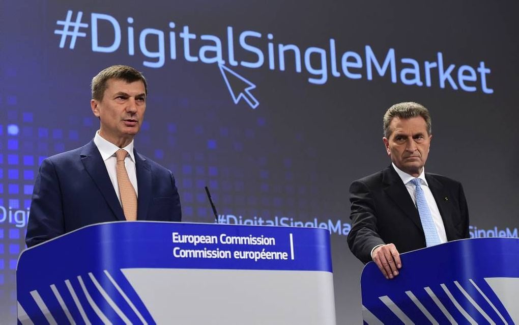 BRUSSEL. De Eurocommissarissen Ansip (digitale markt, links) en Oettinger (digitale economie) presenteerden deze week hun plannen om digitale goederen en diensten beter beschikbaar te maken voor Europese gebruikers en bedrijven. beeld AFP