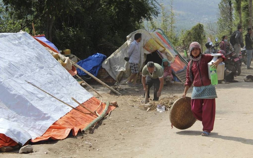 In de dorpen rond de Nepalese hoofdstad Kathmandu is 90 procent van de huizen ingestort of onbewoonbaar geworden. Ontheemde Nepalezen zullen de regentijd in tenten (foto) moeten doorbrengen. beeld Jaap Boersma