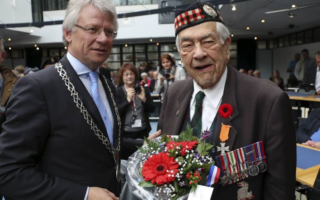 In het stadhuis van Apeldoorn ontving veteraan Herb J. Pike gisteren een medaille van burgemeester Berends. beeld Riekelt Pasterkamp