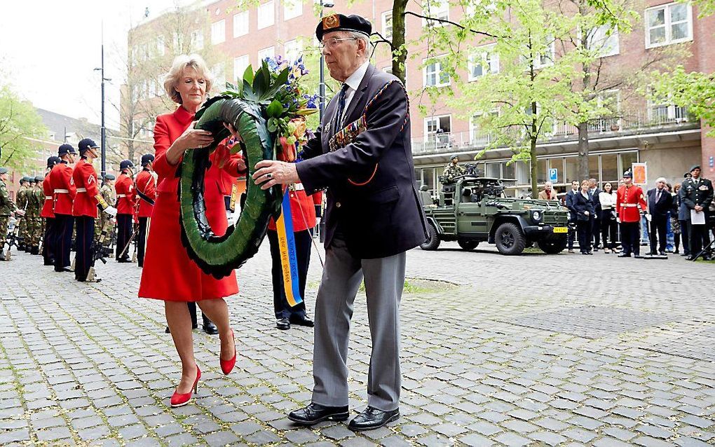 Prinses Irene en een veteraan leggen een krans tijdens de herdenking van de bevrijding van Den Haag, vrijdag precies zeventig jaar geleden. beeld ANP