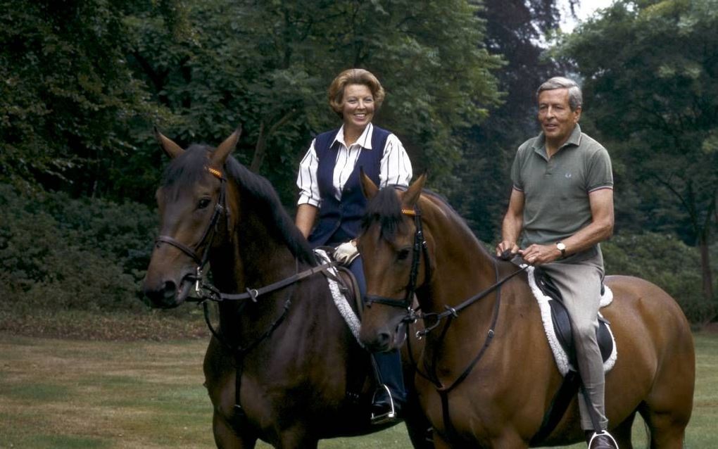 Toenmalig koningin Beatrix en prins Claus te paard tijdens een fotosessie op kasteel Het Oude Loo. beeld ANP