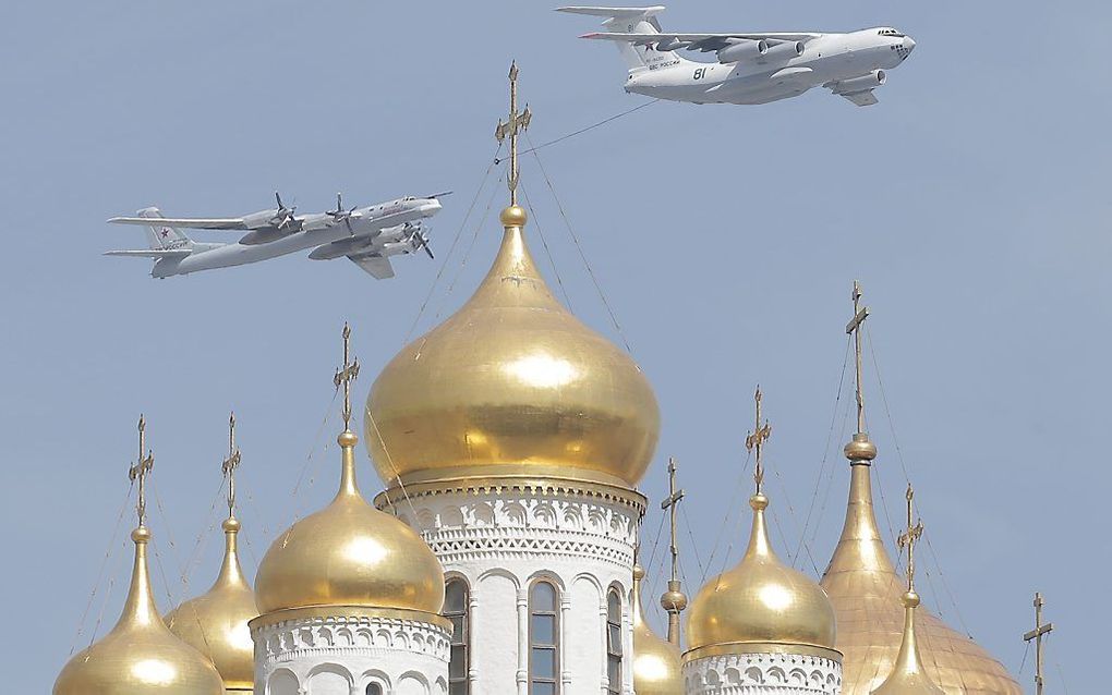 Militaire vliegtuigen vliegen zaterdagochtend over het Kremlin. beeld EPA