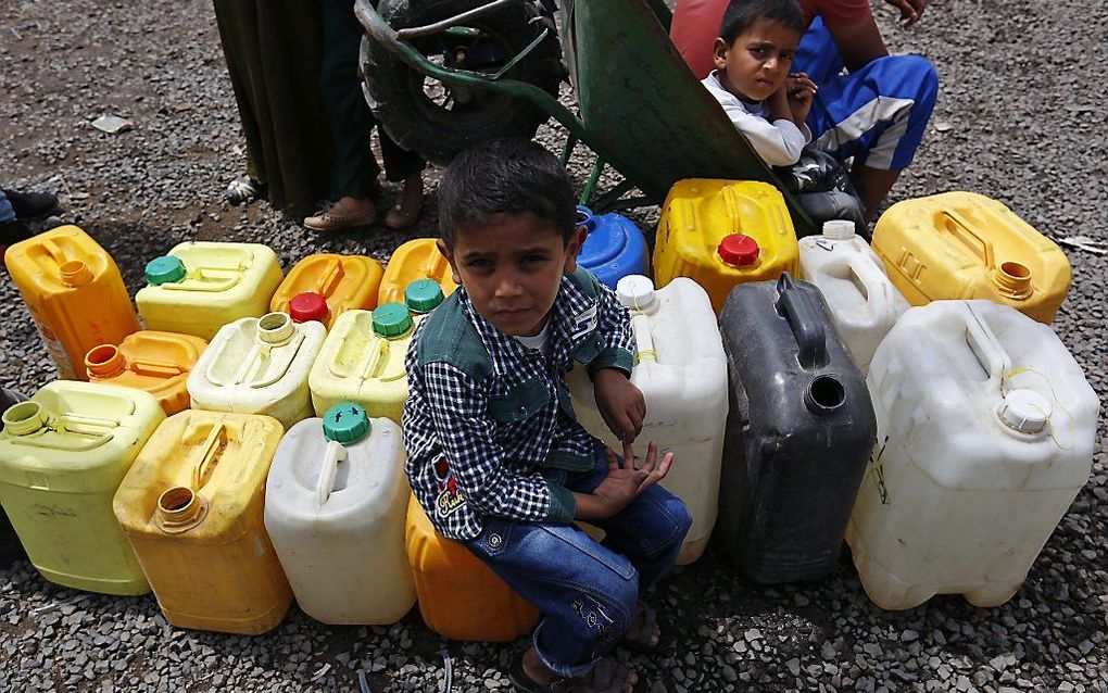 In de rij voor water in Sanaa. Beeld EPA