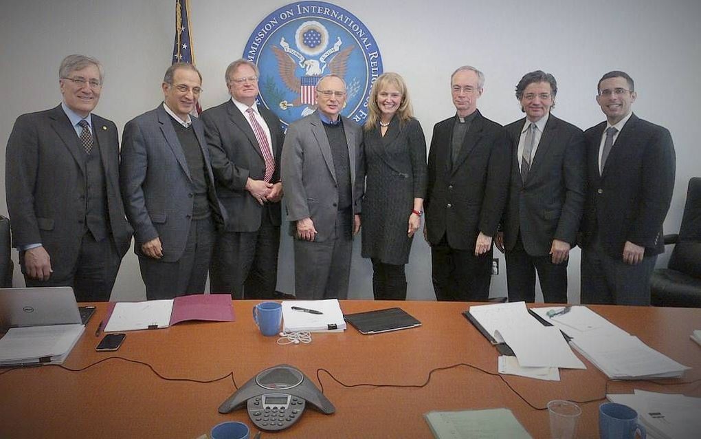 Leden van de USCIRF met in het midden de Amerikaanse ambassadeur internationale vrijheid van religie, Saperstein. Rechts van hem USCIRF-voorzitter Katrina Lantos Swett. beeld David Saperstein