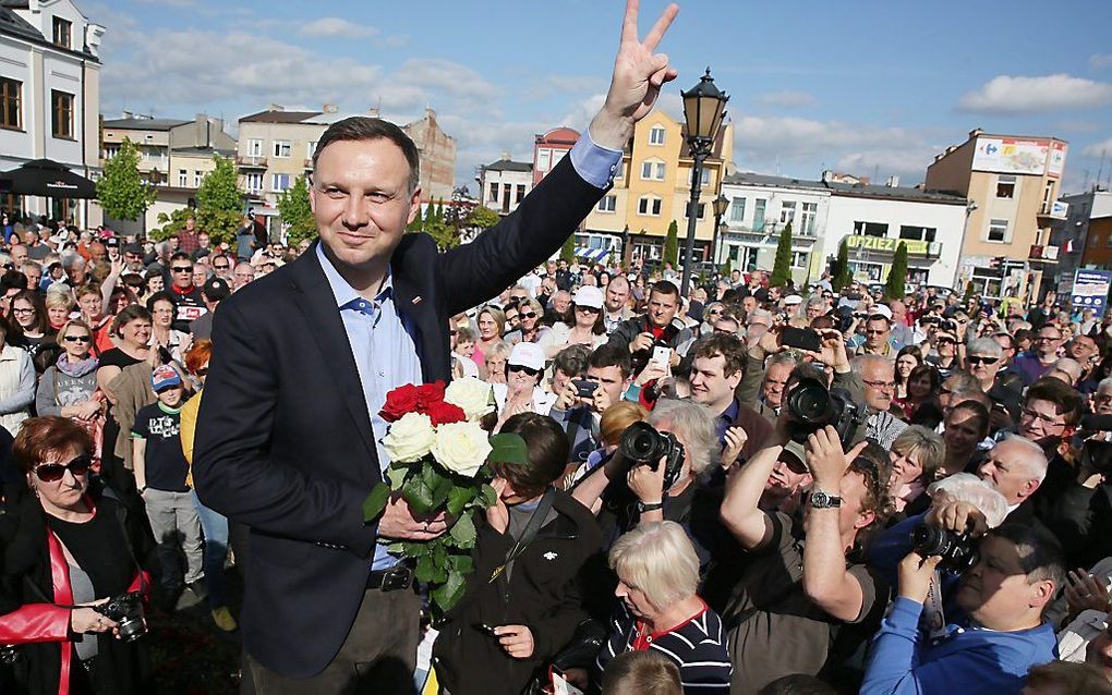 De conservatief Andrzej Duda heeft de eerste ronde van de Poolse presidentsverkiezingen gewonnen. Hij heeft daarmee de zittende president Bronislaw Komorowski op een tweede plek gezet. Omdat geen van beiden de absolute meerderheid heeft behaald, moeten Ko