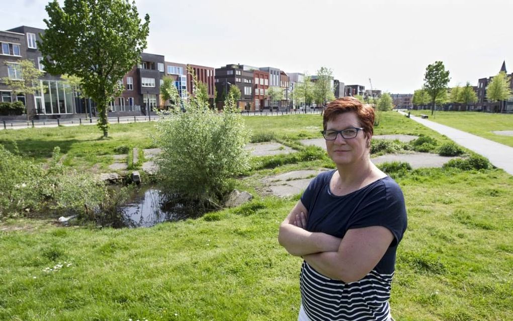 Alice Lamain bij de plek in Enschede waar op 13 mei 2000  vuurwerkfabriek SE Fireworks ontplofte. beeld RD, Anton Dommerholt