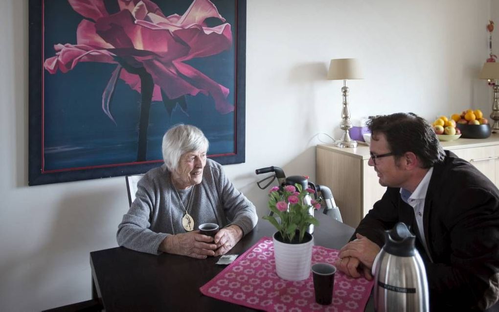 Van Van Utrecht in gesprek met André van der Linden, vrijwilliger van Kerk voor Krispijn. Beeld RD, Henk Visscher