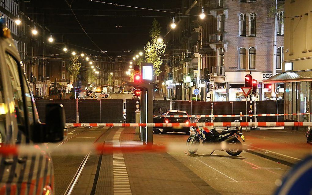 Sporenonderzoek bij de auto in De Clerqstraat in Amsterdam-West waarin een man werd doodgeschoten. Beeld ANP