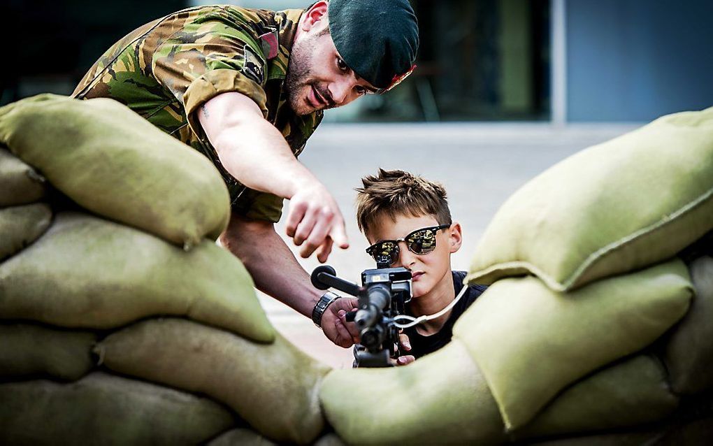 Een militair geeft aanwijzingen aan jong publiek tijdens de Landmachtdagen, hier in Almere. beeld ANP