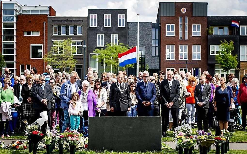 De herdenking van de vuurwerkramp in Enschede, woensdag vijftien jaar geleden. In het midden burgemeester De Graaf. beeld ANP